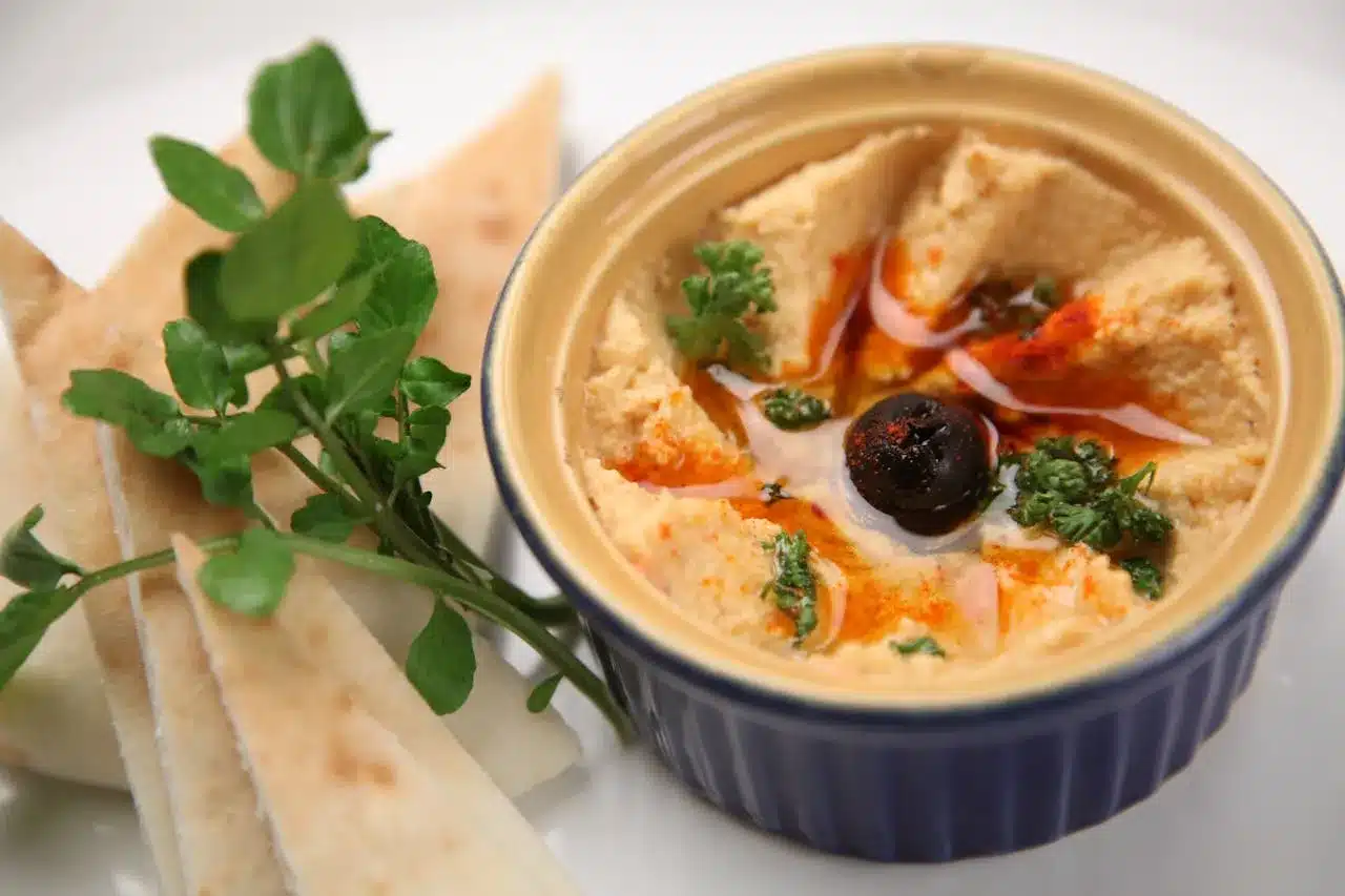 Hummus de Beterraba e Alho com Chips de Pita Crocantes